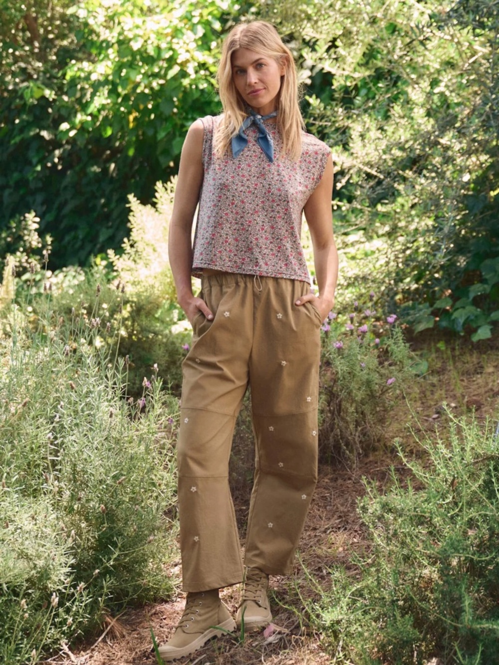 THE GREAT. OUTDOORS Khaki Daisy Embroidered Outpost Pants Size M NWT